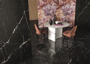 Amenajare living cu Lastre Ceramice tip Marmura si Decor Floral Roma Gold