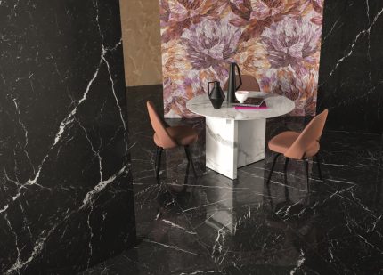 Amenajare living cu Lastre Ceramice tip Marmura si Decor Floral Roma Gold