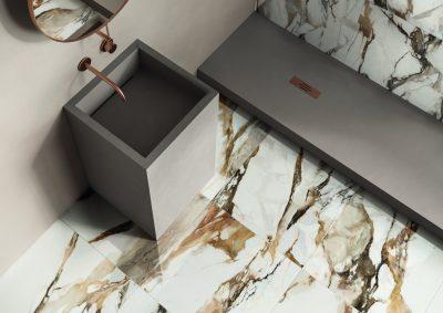 Amenajare baie detaliu cu gresie portelanata Alba Oro Keope 9Cento