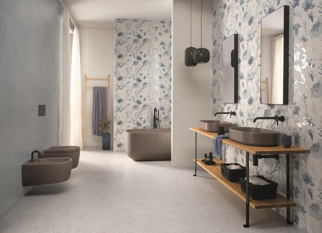 Baie moderna cu gresie si faianta decorata floral colectia FAP Milano mood