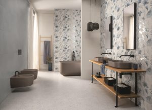 Baie moderna cu gresie si faianta decorata floral colectia FAP Milano mood