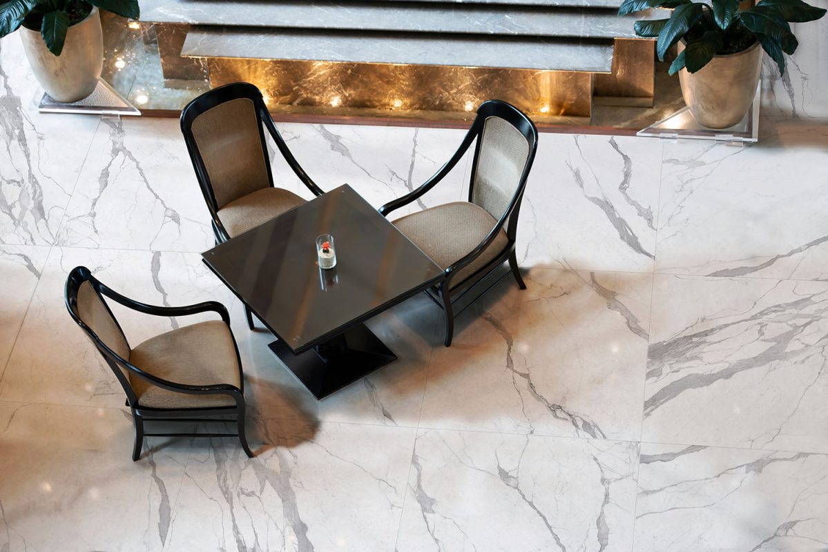 Living-cu-gresie-portelanata-Statuario-SUPERIORE-120X120-cm-EK-Gada