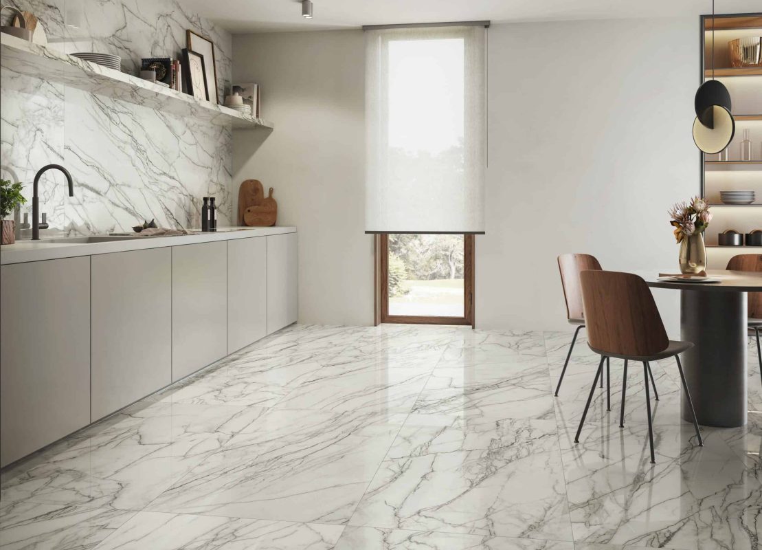 Amenajare Bucatarie cu Gresie tip Marmura Lucioasa placi mari Purity of Marble Tuscany precious ice Supergres