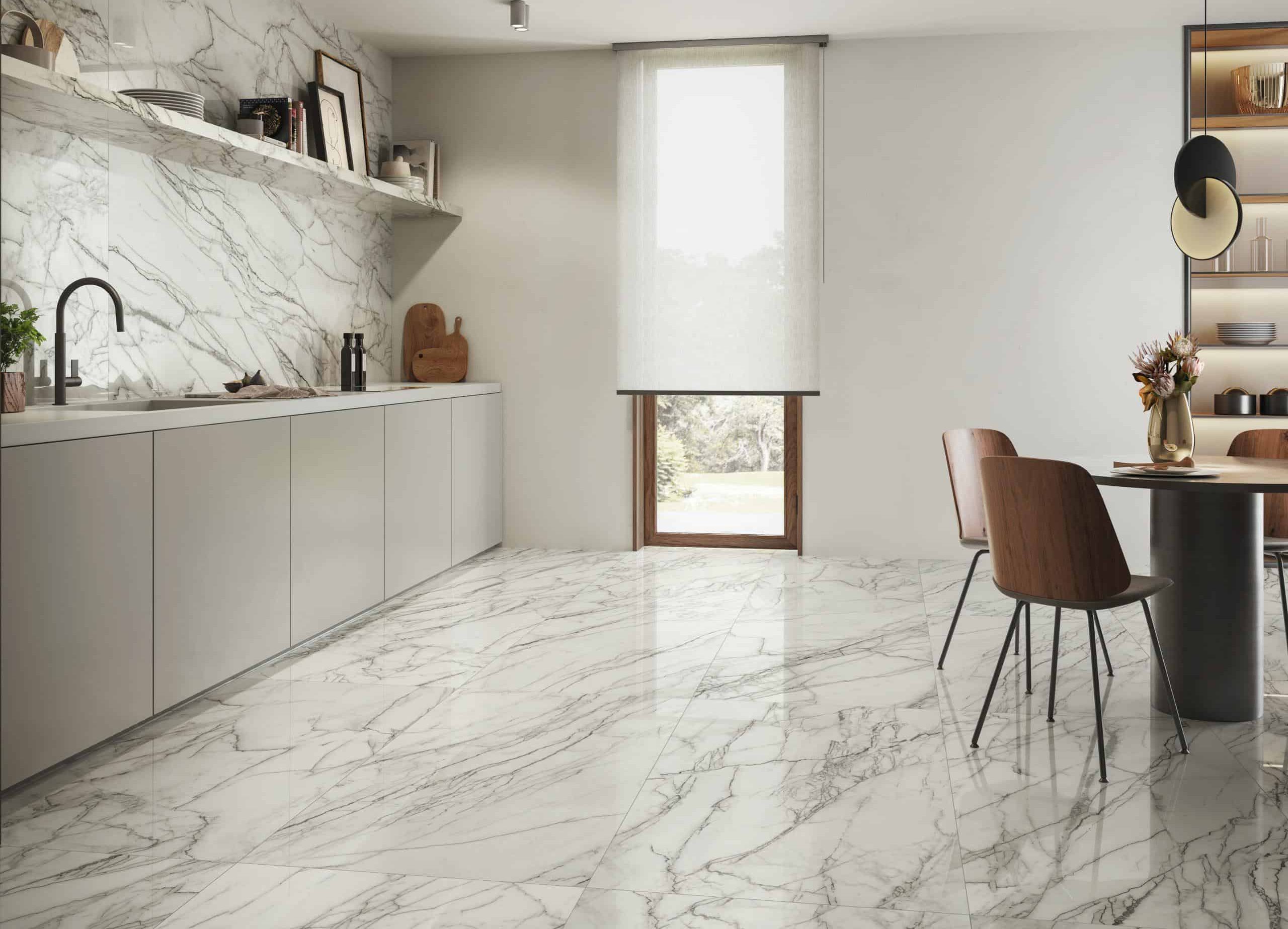 Amenajare Bucatarie cu Gresie tip Marmura Lucioasa placi mari Purity of Marble Tuscany precious ice Supergres