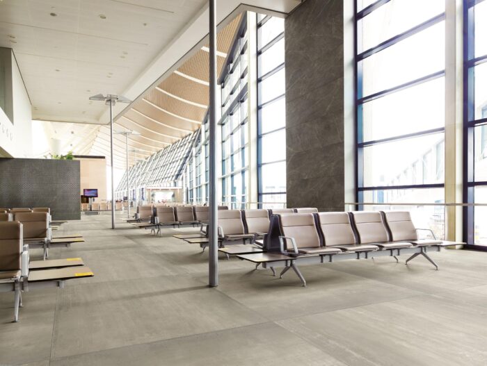Amenajare sala de asteptare aeroport cu gresie aspect metal AVA Metal Greige