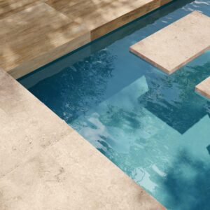 Amenajare terasa piscina exterior cu placi de gresie portelanata tip travertin 2cm grosime SUPERGRES Astrum Ivory 60x120 T20