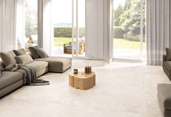Gresie portelanata tip travertin Supergres Astrum amenajare living