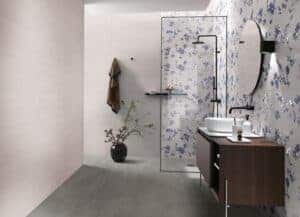 Amenajare baie moderna cu faianta decorata fap decomore bagno flower blue