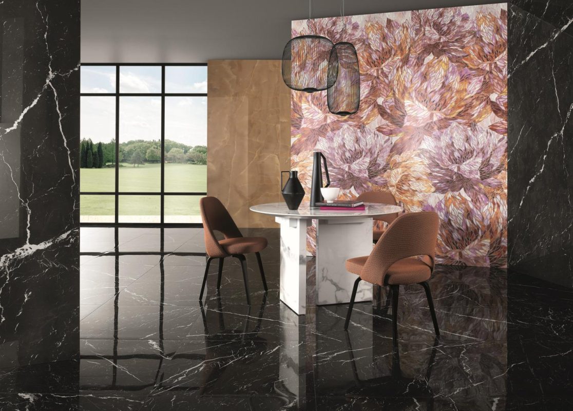 Amenajare living cu gresie portelanata tip marmura si decor floral fap roma gold