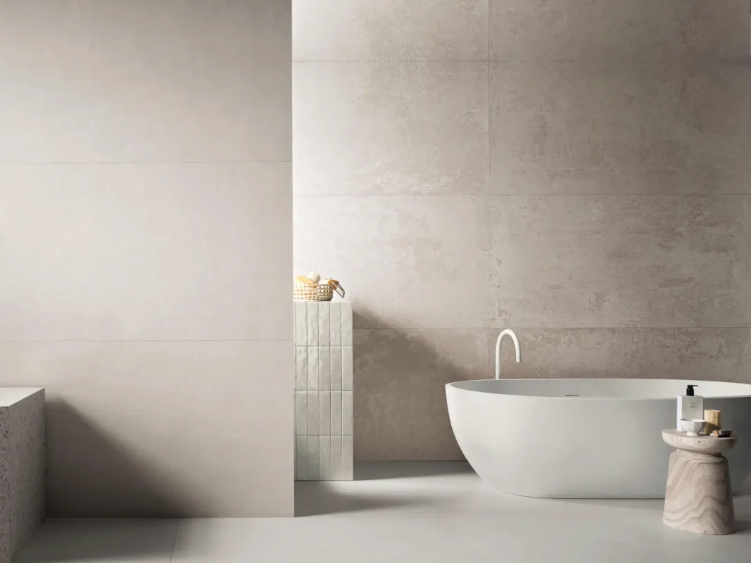 Baie-moderna-cu-gresie-si-faianta-fap_oxide_white_Gada-Ceramic