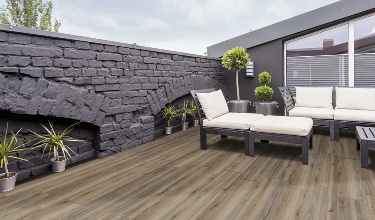 Terasa-cu-gresie-exterior-2cm-grosime-woodbreak-ebony-th2-30x120-rett-gadaceramic
